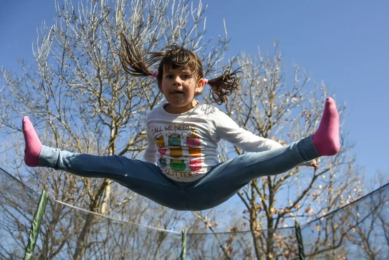 Et barn i luften over en trampolin
